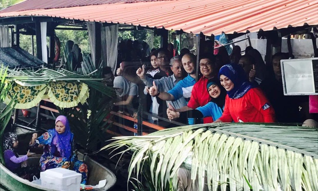 Pasar Terapung Pangkalan Datu