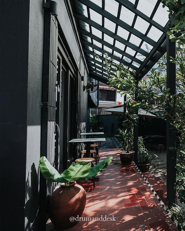 alley way of the cafe