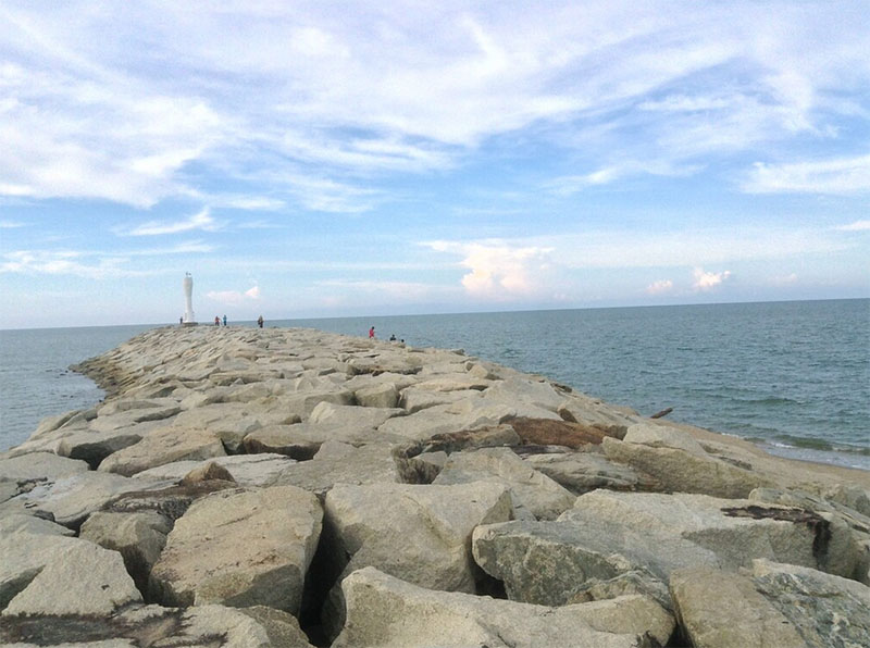 rocks at pantai nami bachok by haslina