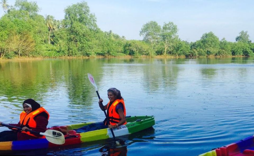 kayaking to see fireflies in kota bharu