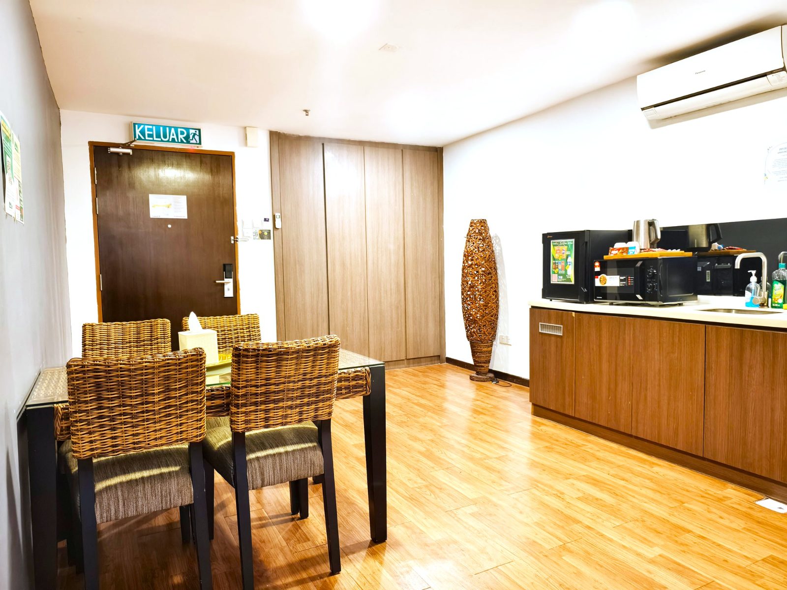 Kitchen & dining